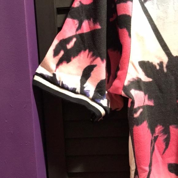 Blue pink white and black paradise style tee-shirt - Picture 3 of 6